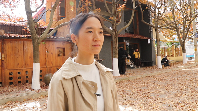 砚山枫叶街：“落叶缓扫”绘就冬日童话 网红街区引八方游客打卡