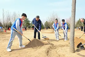 党和国家领导人参加首都义务植树活动图片