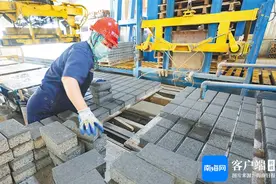 昌江：变废为宝 生产环保建材图片