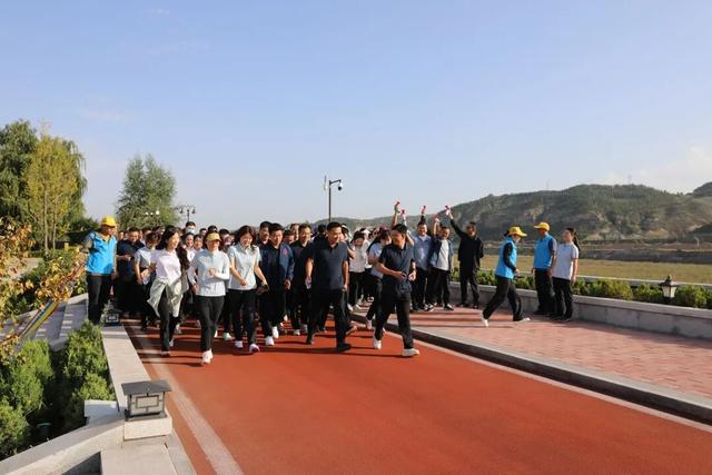陕西神木农商银行举办“同心同行·聚力共赢”职工徒步活动