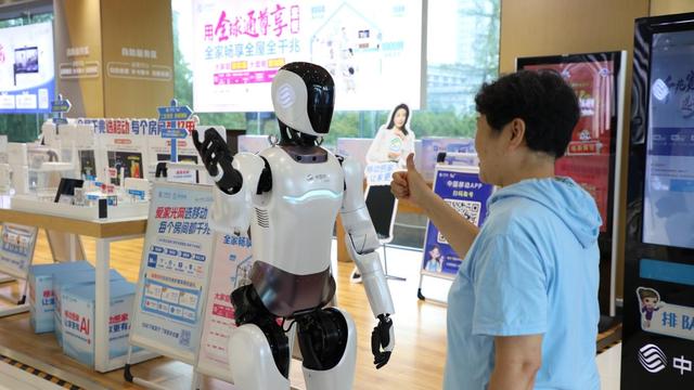 山东移动济南八一营业厅迎“数字新员工”，机器人与机器狗开启智慧服务新时代