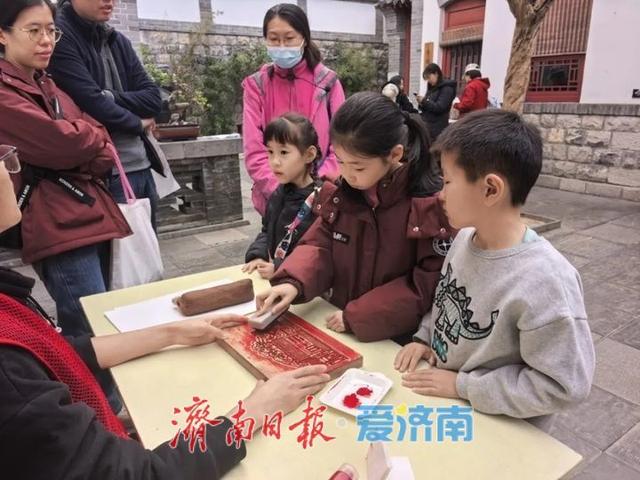 文脉浸润成长 青少年跟着文物研学游探访泉城名士地标