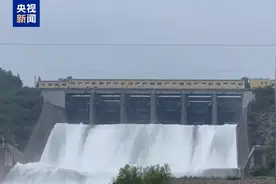 北京密云水库大流量泄流仍在持续中 请市民远离河道图片