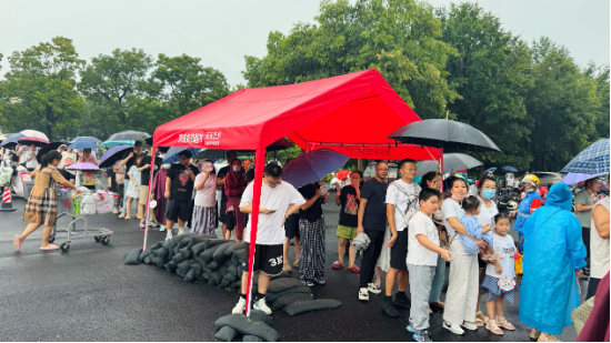 刘强东回乡48小时：吃烧烤、看球赛，为自家超市站台