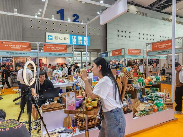 全球卖家热议：关税战下生意怎么做？跨交会上找答案