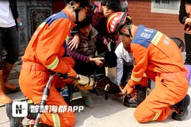紧急！南安一老人上山误踩捕兽夹，左脚被紧紧“咬”住图片