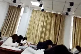 教室天花板布满监控！保定学院：是数字化书写实训室，便于教学图片