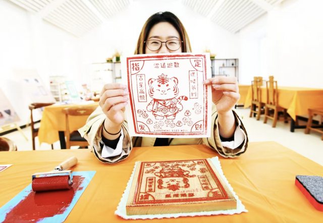 胖虎挎药葫芦闯庙会 密云区古北口镇吉祥物亮相！