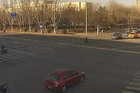 乌海一路口两直行车“亲密接触”......图片