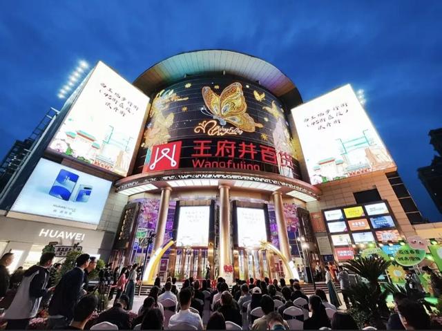 最近，洛阳人都在钻商场，怎么回事？