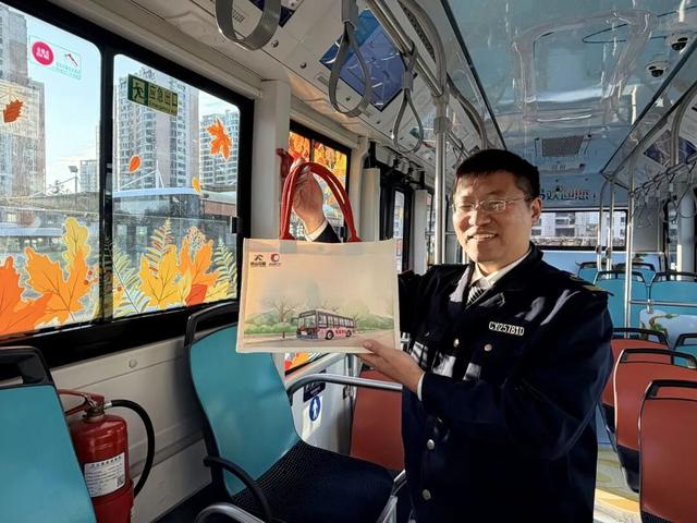 开启赏秋新体验 青岛环浮山秋日主题公交车上线