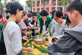 洪湖市老湾回族乡中心学校开展“艾叶飘香粽有情”文明实践活动图片