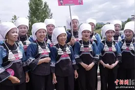 贵州惠水：董朗桥上对山歌  以歌会友引游客图片