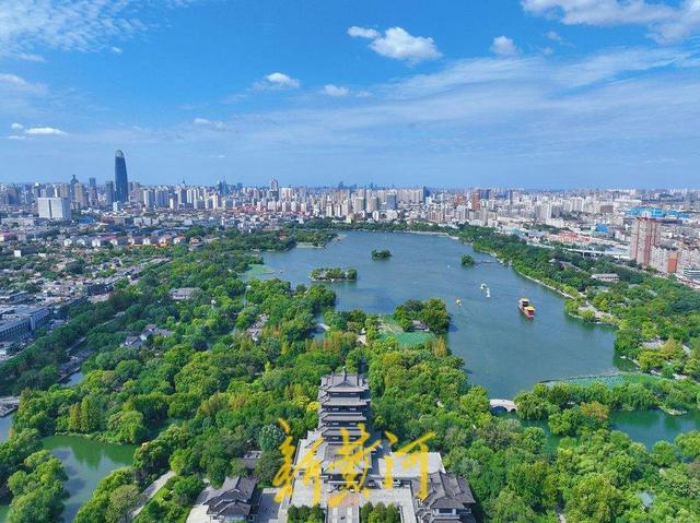 雨后初晴 济南大明湖畔画中游