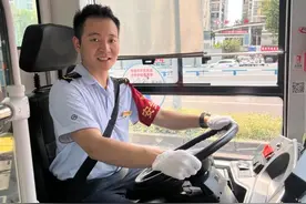 日答游客上百问 公交司机变身重庆旅游“推介人”图片