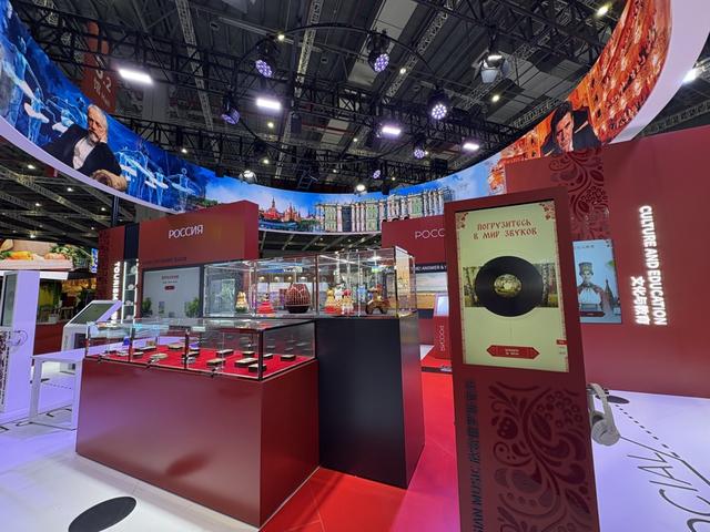 机器人门口迎宾，重型卡车开进现场……全球顶尖好物集结进博会国家展