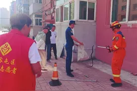 大黑蛇“逛”小区 消防队员上演捕蛇计图片