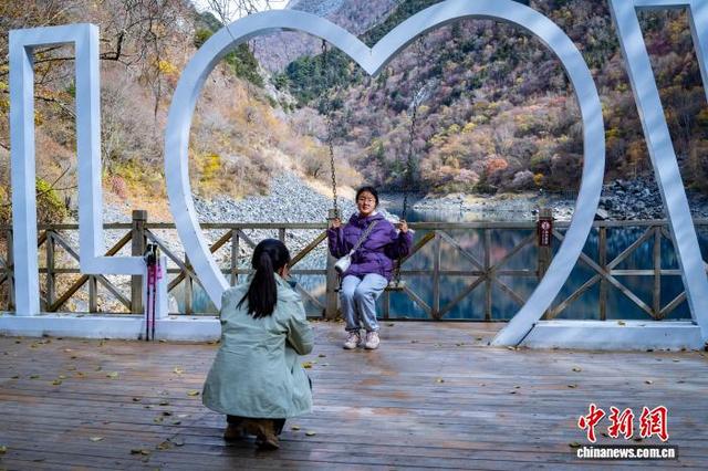 四川茂县松坪沟景区斑斓彩林如画