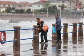 大浪、大风，海边拉起警戒线图片