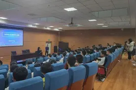 燃！揭秘“威海壹号”，点亮太空梦想！2024年科学大讲堂走进威海市实验高级中学图片