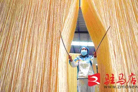 年货市场需求旺 手工挂面生产忙图片