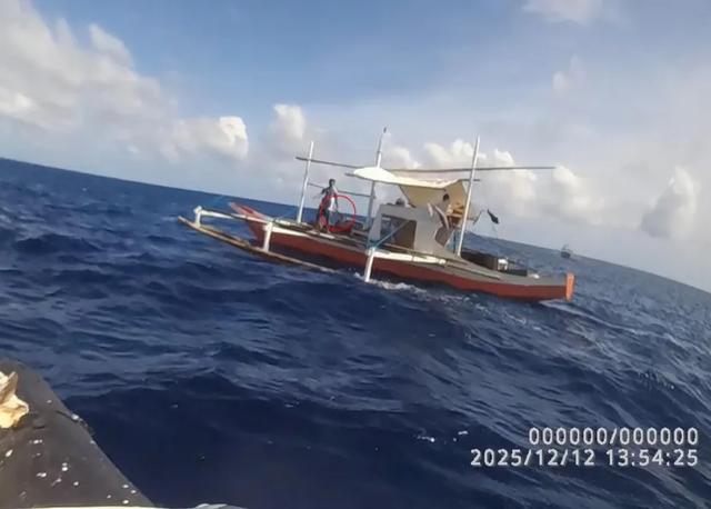 现场视频：菲律宾纠集多艘船只侵闯中国仙宾礁海域	，“渔民	”挥舞20公分长刀威胁我方海警；当天菲一渔船故障，中方实施人道主义救援