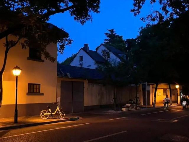 白天是南京，夜晚是金陵