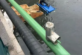 卡车意外冲入河中，新疆烧烤哥徒手砸玻璃救人，回应：只想赶紧救人图片