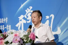 ​开学第一讲｜恒定中学校长张迪平：于奋进中激荡青春，在挑战中放飞梦想图片