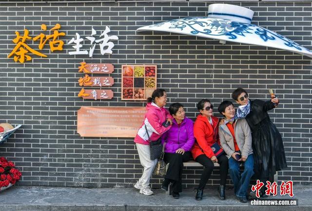 乌鲁木齐：老巷道提升改造成打卡新地标