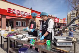 青岛故事｜准“00后”小夫妻辞职创业，在泊里大集开羊肉汤馆，双方父母、舅舅、舅妈齐上阵助力图片