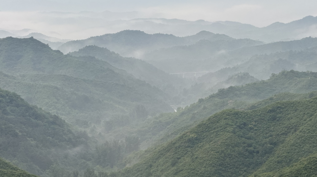 雨后，京郊云雾缭绕