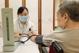 “老老人”“小小孩”照护难何解？北京有这些举措图片