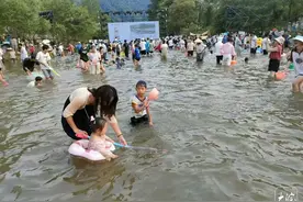 炎热酷暑，黄山市亲水游成热点图片