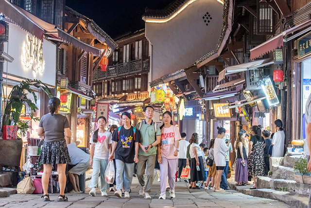 赏夜景游古镇