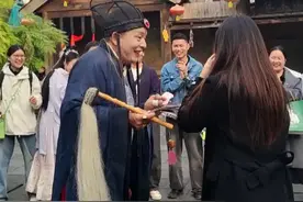 开封万岁山“王公公”退休了？本人回应：现在换演“王大人”了图片