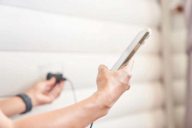 充电器一直不拔有多可怕 不要再这样充电了