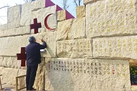 纪念碑上刻下了她的名字……图片