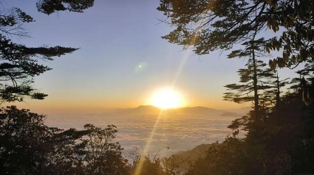 【直播倒计时1天】低至1元畅玩冬日瓦屋山，赏日出云海奇景！就在瓦屋山景区抖音直播间，明早8点准时开抢！