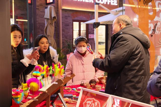 脱口秀演员Norah、71有了新身份！百年弄堂亮灯开启“乐游虹口中国年”