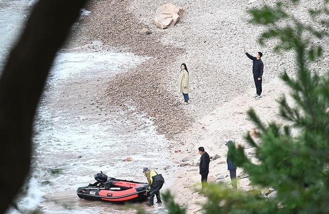 秋日青岛燕儿岛山公园景色浪漫，成情侣定格爱情热门打卡地