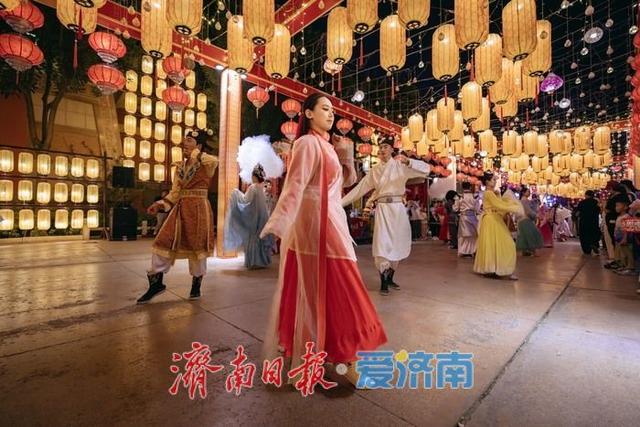 图集｜济南方特 “国风盛典” 燃动假期，非遗与欢乐共谱华章