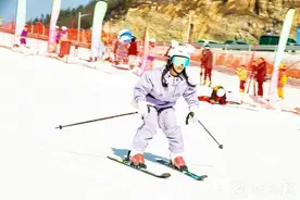 秭归屈原故里国际滑雪场“开板”图片