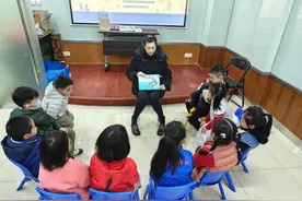 “小时光”成长课堂，把春天定格在画框里图片