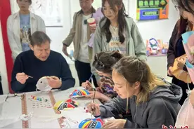 中英青年以戏剧为桥增进交流互鉴图片