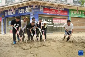温度丨找到了！毕业典礼上与父亲视频的男孩正在贵州抗洪图片