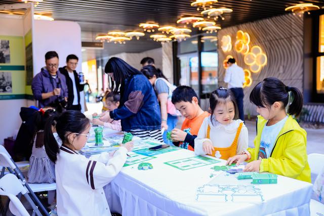 理论市集、古华书市、快闪、图书拍卖，古华庭里满是文化烟火气