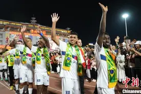 来自“足球王国”的球员感受贵州“村超”的快乐与激情图片