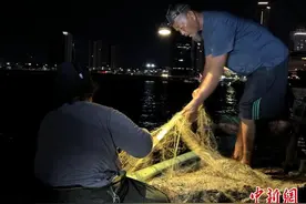探访柬埔寨洞里萨河“水上浮村”渔民生活图片