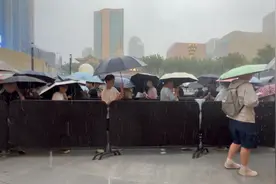 AI缺席，“果粉”仍在暴雨下排队抢购！iphone16系列今早开售，黄牛加价在300到800元图片